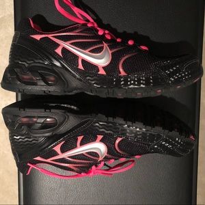 Nike Torch 4 black and hot pink sneakers- like new running sneakers